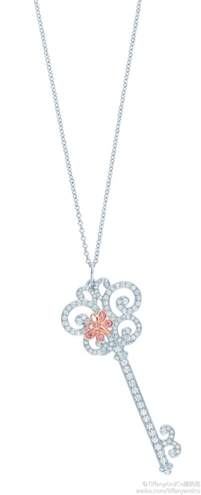 #Tiffany Enchant#蒂芙尼的设计大师善于以自然界为珠宝设计灵感源泉。Tiffany Keys Enchant灵感来源于丰饶的自然之美。由粉色钻石镶嵌而成的娇美蝴蝶，停落于别致的钥匙吊坠之上，仿佛即将开启一个诗意的神秘花园。