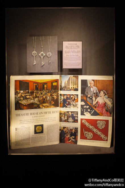 #The Tiffany Diamond Pavilion蒂芙尼钻石臻品巡展# TIFFANY KEYS系列的设计灵感源自古典珍藏库中曾开启过私人沙龙、承载传世珍品宝盒的钥匙，散发着神秘与喜悦。图中是美国《星期六晚邮报》于1953年的文章“第五大道的宝库”，生动地描绘了蒂芙尼旗舰店是纽约的骄傲，展现了尊贵客人愉悦的购物体验。