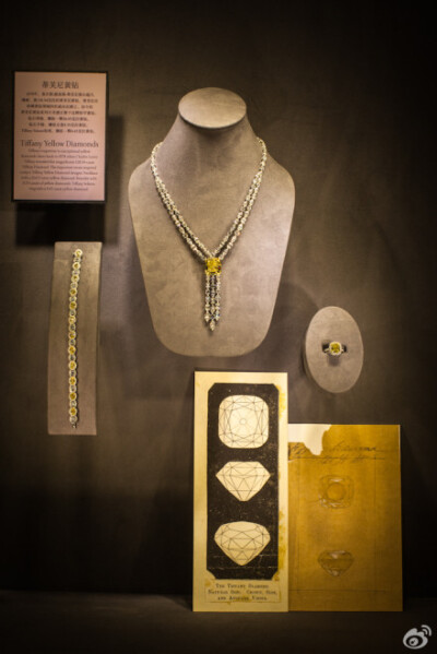 #The Tiffany Diamond Pavilion蒂芙尼钻石臻品巡展#之黄钻设计：黄钻之美在于其色彩，黄色越浓郁则越为罕有而美丽。蒂芙尼始终坚持严格甄选色泽纯净的黄钻，特殊的切工将色彩浓度与散光度极致发挥，充分彰显钻石的天…