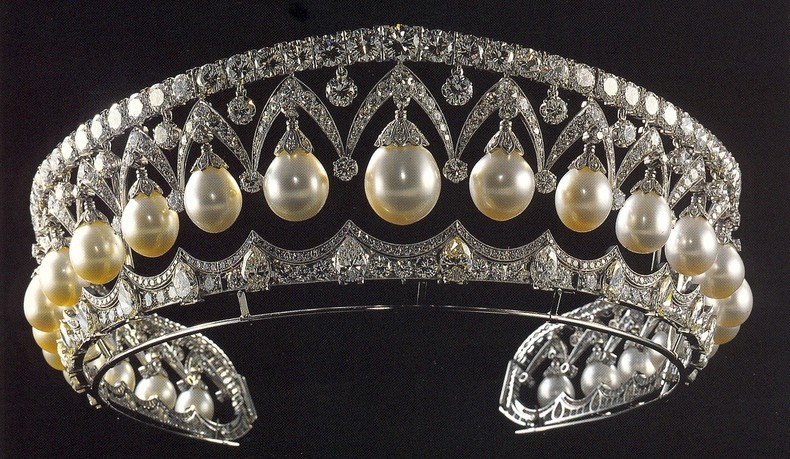 这顶珍珠钻石王冠，归俄罗斯皇后玛丽亚费多罗芙娜所有，目前在克里姆林宫展览。