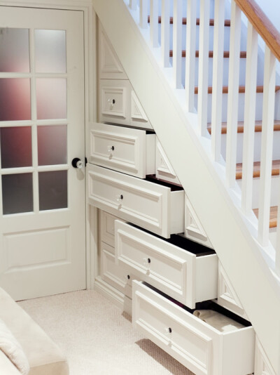 整体家居中最重要的一个环节就是对空间的合理利用，上图就是在楼梯时进行设计出来的储藏柜，非常的经典时尚。 白い家具がファッションです。
