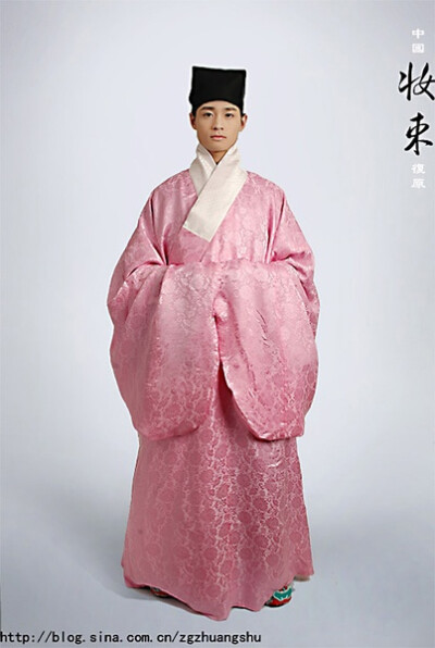 历代装束复原--明末 粉色纏枝蓮暗花緞白護領道袍 雲頭紅綠鑲鞋