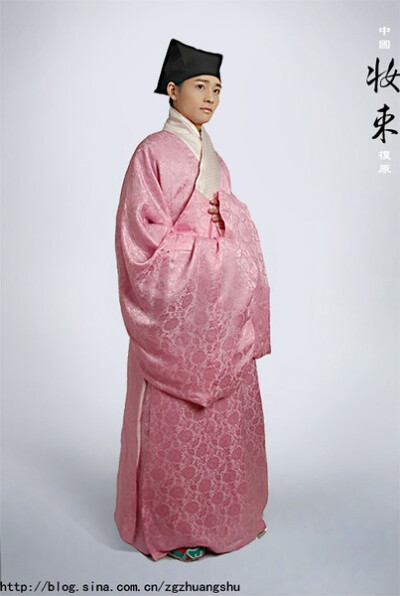 历代装束复原--明末 粉色纏枝蓮暗花緞白護領道袍 雲頭紅綠鑲鞋