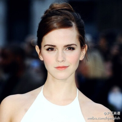 #美图# Emma Watson turned heads last night at the London premiere of Noah：当地时间3月31日，《诺亚方舟：创世之旅》在伦敦举行盛大首映礼，艾玛·沃特森一袭优雅白裙亮相，非常迷人~ 【盘点】小魔女近日宣传新…