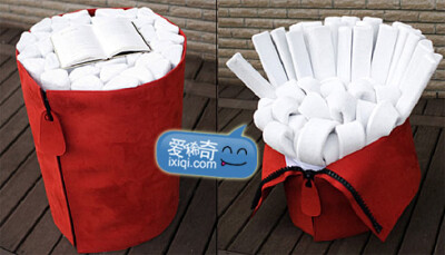 这是设计师Kim In-bo带来的一款轻便又舒服的拉链椅 (Zip-Up Chair)，创意非常简单，条状的软垫被卷成一卷装进带拉链的柱状包包里面，于是，当你需要一个凳子以休息的时候，像剥香蕉皮一样，拉下拉链至中间位置，再将…