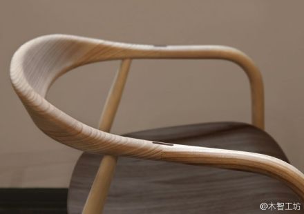 【AUTUMN chair by Ichiro Iwasaki 】虽然Ichiro Iwasaki （岩崎一郎）在国内没什么知名度，但他设计的木家具还是很不错的，这把AUTUMN椅子很能体现日本设计的某些特征，比如：轻盈、简洁、温润和细致。