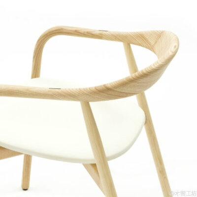 【AUTUMN chair by Ichiro Iwasaki 】虽然Ichiro Iwasaki （岩崎一郎）在国内没什么知名度，但他设计的木家具还是很不错的，这把AUTUMN椅子很能体现日本设计的某些特征，比如：轻盈、简洁、温润和细致。