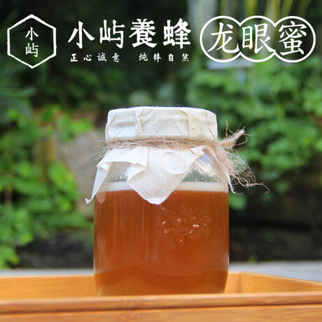 品名 小屿养蜂{龙眼蜜} 产地 南澳岛 规格 600g ±5g 包装 内部包装盒的尺寸为 ：19.5cmx10cmx9.5cm 蜂蜜的常见益处： 蜂蜜能滋润身体 补血益气 调节新陈代谢 抗氧化 防衰老 促进睡眠 护肝养脾胃 常服蜂蜜对心血管疾病 高血压 肺病 眼病 肝脏病 痢疾 便秘 贫血 神经系统疾病 胃和十二指肠溃疡等都有良好的辅助医疗作用 龙眼蜜还具有养颜 养血安神 补中益气 润燥之功效 是一个特别适合女生的蜜种