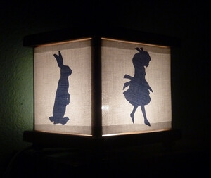 US$ 23.00 Alice in Wonderland Night Light Lamp White Rabbit Cheshire Cat Cate...把它送给我，我会还你一个拥抱。 看着这种小夜灯入眠肯定是极舒服的事。