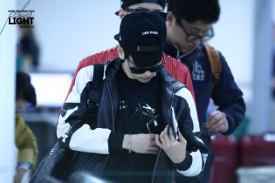 #最珍贵的边伯贤# #边伯贤# 140405 AIRPORT INDEX 4P UP! ▷ 920506.com YOYO! ALLBLACK BABY! 行走中的陶瓷娃娃 ㅜㅅㅜ