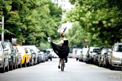 一个非常特别的街拍项目，作者是一位摄影师，他关注的并不是时尚和服饰的配搭，而是每一位主角骑着单车时的背影。一群在纽约饰演着属于自己的角色，在自己的天空下拥有着属于自己背影的人。http://t.cn/8sqo1Cy