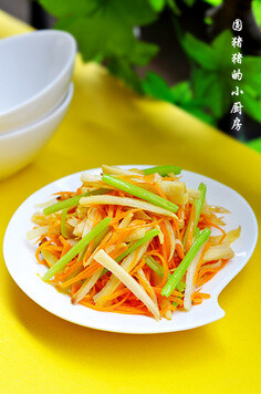 三丝炒藕--清脆爽口健康搭配 材料： 鲜藕250克 胡萝卜50克 香水芹菜30克 （就是很小颗，茎干比较细的那种） 调味料：盐 适量 （约1/3小匙，不要放太咸了，只是吃蔬菜天然的味道） 制作方法： 1.鲜藕用刷子刷净泥沙，…