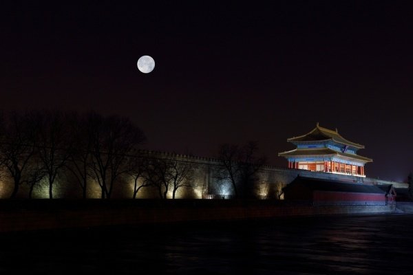 【节日的京城夜色璀璨】北京城的夜色不同于其它世界都市，高楼林立，灯火斑斓。而是幽幽夜色的天幕下点缀着几多带有几分神秘感的古老建筑的轮廓亮光。