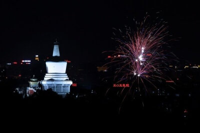 【节日的京城夜色璀璨】北京城的夜色不同于其它世界都市，高楼林立，灯火斑斓。而是幽幽夜色的天幕下点缀着几多带有几分神秘感的古老建筑的轮廓亮光。