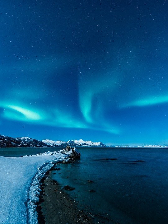 【摄影：华丽的极光】极光（Polar light，aurora）是由于太阳带电粒子（太阳风）进入地球磁场，在地球南北两极附近地区的高空，夜间出现的灿烂美丽的光辉。在南极称为南极光，在北极称为北极光。 极光多种多样，五彩缤纷，形状不一，绮丽无比，在自然界中还没有哪种现象能与之媲美。任何彩笔都很难绘出那在严寒的两极空气中嬉戏无常、变幻莫测的炫目之光。一起来欣赏下精美的极光摄影作品：