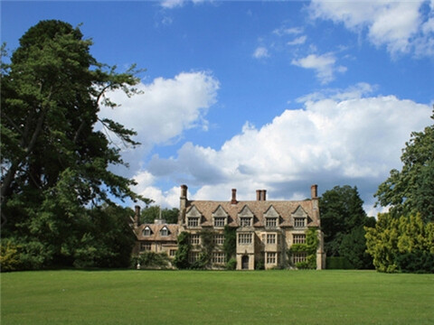 #玩转英国#Anglesey Abbey,Gardens and Lode Mill: Cambridgeshire, England。这个地方有着英国最典型的小房子，在不停工作的水车和野生动物聚集的地方，你能够发现最迷人的风景，充满活力的颜色溢满你的眼睛，芬芳的气息飘散在每一个季节。在春天，水仙花蓬勃生长，超过4000株风信子布满整个花园。