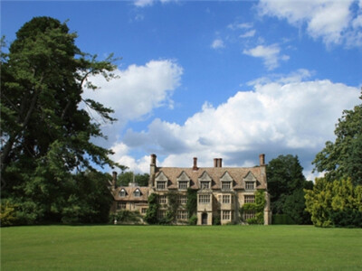 #玩转英国#Anglesey Abbey,Gardens and Lode Mill: Cambridgeshire, England。这个地方有着英国最典型的小房子，在不停工作的水车和野生动物聚集的地方，你能够发现最迷人的风景，充满活力的颜色溢满你的眼睛，芬芳…