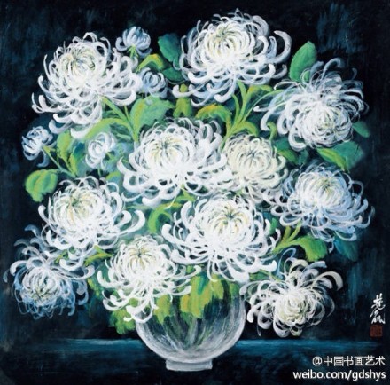 #油画#【 林风眠《瓶花》】此幅作于1988年，画家已88岁高龄，然其画笔雄浑有力，笔锋豪气干云，一笔笔勾勒出花瓣的芬芳，情感却是充满纯真的稚气，如同民间常见年画般亲切宜人，呈现圆融之美。菊是隐士文人的象征，而瓶中菊则道尽了画家的孤独心声，那如花朵失根的漂泊情境。