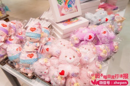 【KiKi&amp;amp;LaLa×Care Bear展抢先看】明天起至21日「KiKi&amp;amp;LaLa×Care Bear展」就要在渋谷パルコ PART1 3F开始啦！速报酱先带大家抢先看一眼，展会上不仅有好多KiKi&amp;amp;LaLa和Care Bear的萌物，还会介绍它们的历史和过去的经典商品，真是一个充满梦幻色彩的童话世界呢。7F的主题餐厅也将于21日OPEN，好期待...