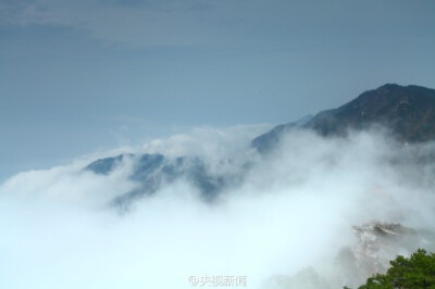 #微镜头#【清明，庐山出现瀑布云海景观】2014清明假期最后一天，庐山景区出现了壮观的瀑布云海景观，天空蔚蓝，气势浩大，如梦幻秘境。摄影吴健（央视记者杜曦晨）