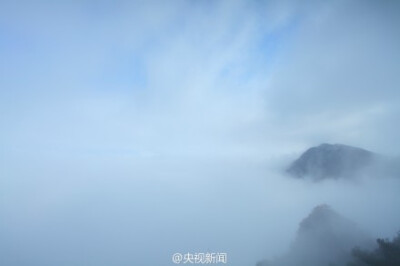 #微镜头#【清明，庐山出现瀑布云海景观】2014清明假期最后一天，庐山景区出现了壮观的瀑布云海景观，天空蔚蓝，气势浩大，如梦幻秘境。摄影吴健（央视记者杜曦晨）