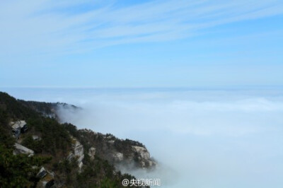 #微镜头#【清明，庐山出现瀑布云海景观】2014清明假期最后一天，庐山景区出现了壮观的瀑布云海景观，天空蔚蓝，气势浩大，如梦幻秘境。摄影吴健（央视记者杜曦晨）