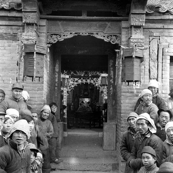 1948年 河北十里店最大的姓氏家祠并且也是掌管村中一切公共事务的李家祠堂门口，（“华北农村1947-1948”摄影展，柯鲁克夫妇）