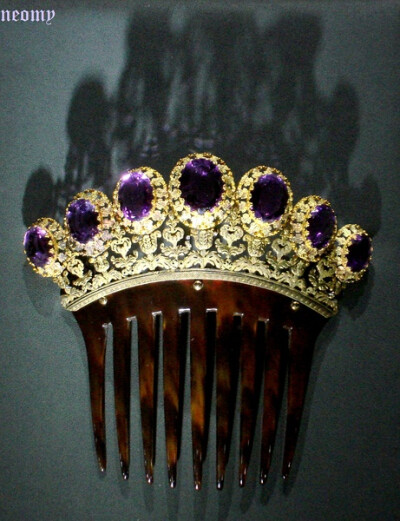 【紫水晶首饰套装】梳子 (约1850年，卡地亚巴黎)工艺：用黄金和玳瑁制成，镶嵌椭圆形或梨形的刻面紫水晶.尺寸：11.3 x 12.0厘米