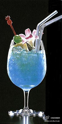 【蓝色夏威夷 Blue Hawaii】材料：白色朗姆酒30毫升，蓝色柑香酒15毫升，菠萝汁30毫升，柠檬汁15毫升。 制法：①将所有材料倒入雪克杯中摇和；②将摇和好的酒倒入盛满碎冰的大型酒杯中，用水果或花装饰，最后添加两…