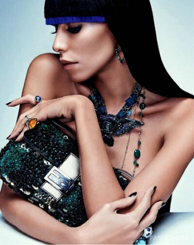 Lea Tisci by Zee Nunes for Vogue Brasil April 2014丨巴西人对于性感和色彩的领悟力，永远令人叹为观止！挑染的齐刘海和超大配饰，有耳目一新的感觉。