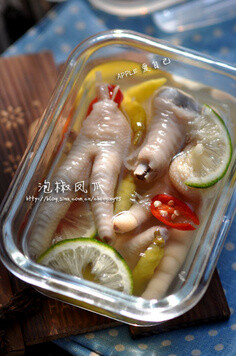 【泡椒凤爪最简单做法】 材料：鸡爪、泡椒、红椒（选用，增加点颜色）、青柠檬（实在家里米有，那也算袅）、老姜、蒜瓣、料酒 1、鸡爪剁成两块入锅，放姜片、蒜瓣、少许料酒煮开，继续煮，根据自己喜欢的熟烂口感决定时间，煮好后冲凉水降温，洗去浮沫，泡在凉水中 2、调汁：泡椒水、凉白开、柠檬片、红椒块，放入晾凉的…