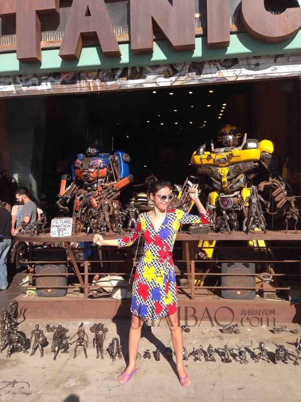 Paris Hilton身着DVF × Andy Warhol 2014春夏波普裹身