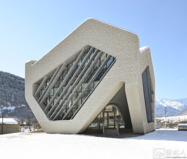 柏林建筑事务所jurgen mayer h. architects完成了位于格鲁吉亚mestia的两个项目“house of justice”和“police station”。此为法院。