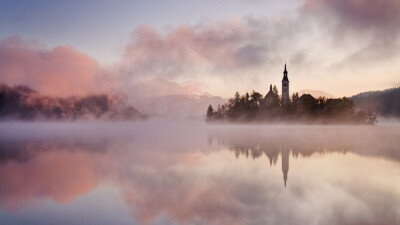 【远在斯洛文尼亚的梦之岛】布莱德湖（Lake Bled）是斯洛文尼亚西北部阿尔卑斯山南麓的一个冰川湖。这里被誉为欧洲最美丽的角落之一，也是摄影爱好者最钟爱的地方之一。无论日升日落、春夏秋冬、阴晴雾雪，都能捕捉…