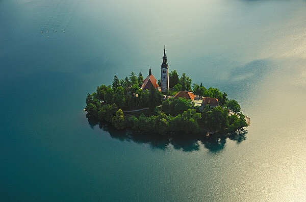 【远在斯洛文尼亚的梦之岛】布莱德湖（Lake Bled）是斯洛文尼亚西北部阿尔卑斯山南麓的一个冰川湖。这里被誉为欧洲最美丽的角落之一，也是摄影爱好者最钟爱的地方之一。无论日升日落、春夏秋冬、阴晴雾雪，都能捕捉到绝美的瞬间。