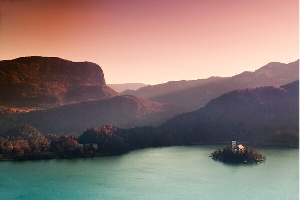 【远在斯洛文尼亚的梦之岛】布莱德湖（Lake Bled）是斯洛文尼亚西北部阿尔卑斯山南麓的一个冰川湖。这里被誉为欧洲最美丽的角落之一，也是摄影爱好者最钟爱的地方之一。无论日升日落、春夏秋冬、阴晴雾雪，都能捕捉到绝美的瞬间。