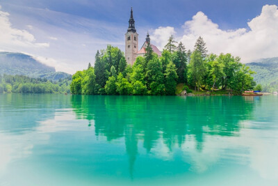 【远在斯洛文尼亚的梦之岛】布莱德湖（Lake Bled）是斯洛文尼亚西北部阿尔卑斯山南麓的一个冰川湖。这里被誉为欧洲最美丽的角落之一，也是摄影爱好者最钟爱的地方之一。无论日升日落、春夏秋冬、阴晴雾雪，都能捕捉…