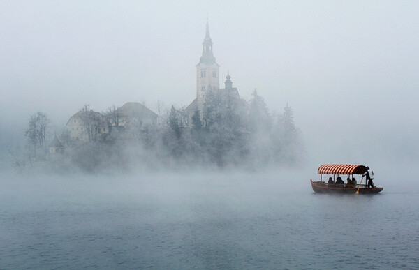 【远在斯洛文尼亚的梦之岛】布莱德湖（Lake Bled）是斯洛文尼亚西北部阿尔卑斯山南麓的一个冰川湖。这里被誉为欧洲最美丽的角落之一，也是摄影爱好者最钟爱的地方之一。无论日升日落、春夏秋冬、阴晴雾雪，都能捕捉到绝美的瞬间。