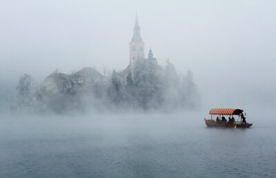 【远在斯洛文尼亚的梦之岛】布莱德湖（Lake Bled）是斯洛文尼亚西北部阿尔卑斯山南麓的一个冰川湖。这里被誉为欧洲最美丽的角落之一，也是摄影爱好者最钟爱的地方之一。无论日升日落、春夏秋冬、阴晴雾雪，都能捕捉…