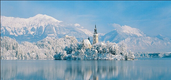 【远在斯洛文尼亚的梦之岛】布莱德湖（Lake Bled）是斯洛文尼亚西北部阿尔卑斯山南麓的一个冰川湖。这里被誉为欧洲最美丽的角落之一，也是摄影爱好者最钟爱的地方之一。无论日升日落、春夏秋冬、阴晴雾雪，都能捕捉到绝美的瞬间。