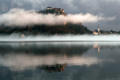 【远在斯洛文尼亚的梦之岛】布莱德湖（Lake Bled）是斯洛文尼亚西北部阿尔卑斯山南麓的一个冰川湖。这里被誉为欧洲最美丽的角落之一，也是摄影爱好者最钟爱的地方之一。无论日升日落、春夏秋冬、阴晴雾雪，都能捕捉…