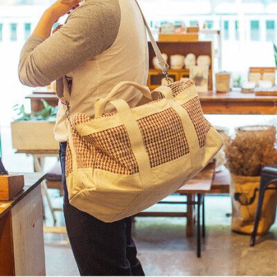 柔软厚实的印度棉麻, 加上千鸟格的装饰 一款男生女生都适合的大背包 容量够大, 能够装下短途旅行时候的衣物用品 选用优质YKK拉链 背带可调节, 可背可手提