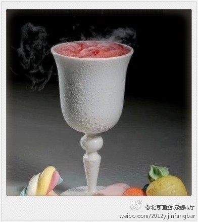 【草莓可乐达Strawberry Colada】材料：金色朗姆酒90毫升、椰奶30毫升、凤梨汁120毫升、生鲜草莓6颗、凤梨带皮切片 制法：留下凤梨片和一颗草莓备用，将其他材料与碎冰放入果汁机，搅打至呈雪泥状后，倒入冷却的柯林…