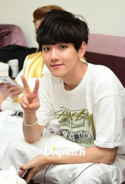 #边伯贤# #BaekHyun#【naver】140406 成龙和平友爱北京演唱会 新闻图共16P 打包下载【http://t.cn/8sKsFEQ】麻麻啊，终于见到传说中的Jackie Chan还亲切的拉着我胳膊