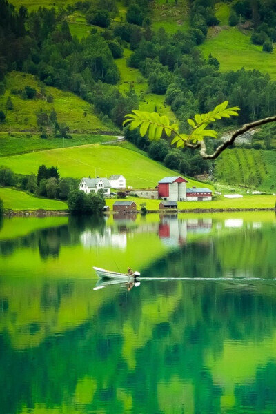 Lake Side, Stryn, Norway photo via pars