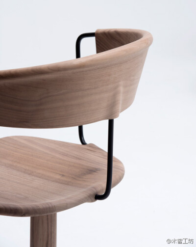 法国设计师Bouroullecs兄弟为Mattiazzi公司设计的最新作品：Uncino chairs。一把很赞的椅子，金属与木的结合方式是亮点