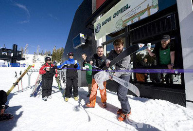 山坡上的星巴克 美国加州的斯阔谷滑雪度假胜地（Squaw Valley Resort）里就开有一家星巴克，不过它可不是在山脚下哦!而是在海拔8千英尺（约合2438米）的半山腰上!