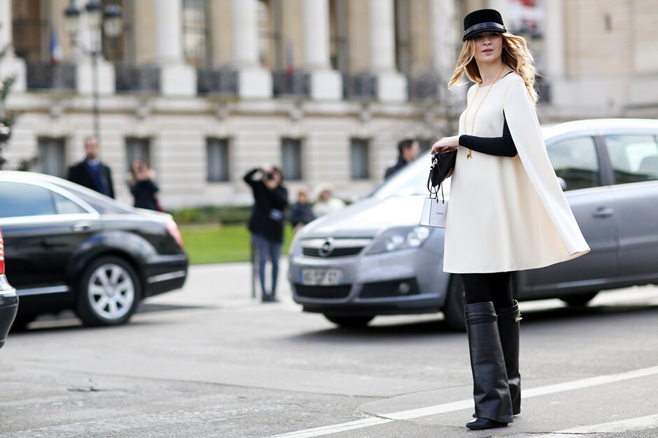 Black, white, caped: Maria Kolosova in Paris 黑白搭配在一起总是那么优雅，再加上斗篷剪裁和美丽侧影。