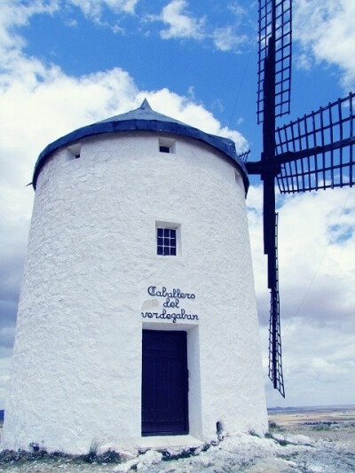 西班牙-康苏埃格拉（Consuegra）风车村，从马德里坐2个小时的汽车到达consuegra，小镇很宁静。Consuegra的风车没有门票费用，唯一的收费景点是山上的城堡，门票3欧元，其历史可以追溯到12世纪。城堡面积不大，但是有…