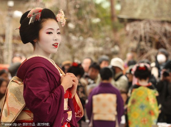 京都艺伎节日 (Kyoto Geisha Festival)：每年5月 节日始于1872年，是日本最著名的艺妓舞会之一。节日期间，成千上万的当地居民都会到这里一睹斗町地区艺妓的优雅姿态。舞会的舞台搭建在Kamo-gawa河畔，100多年来已经吸引了包括卓别林和简·科克托在内的众多游客